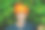 一个奇怪的男人戴着南瓜头盔站在秋叶中素材图片