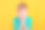 震惊的小男孩的照片，黄色的背景上有雀斑。看相机。素材图片