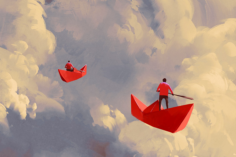 人们在红纸船上漂浮在多云的天空图片下载