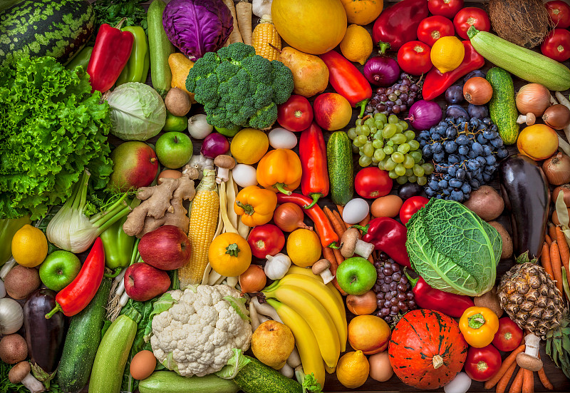 蔬菜和水果大的头顶混合组在彩色的背景图片下载